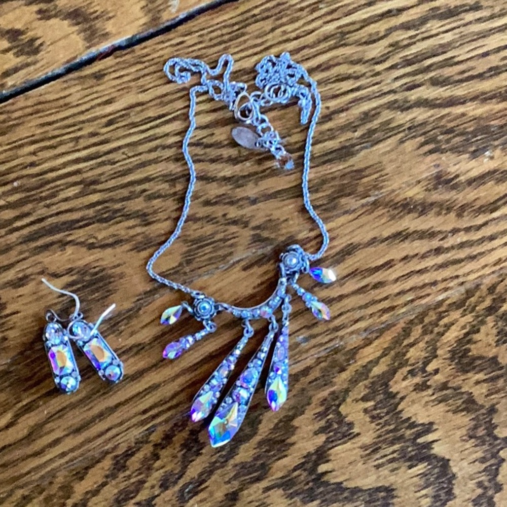 Elegant Silver Necklace with Teardrop Pendant